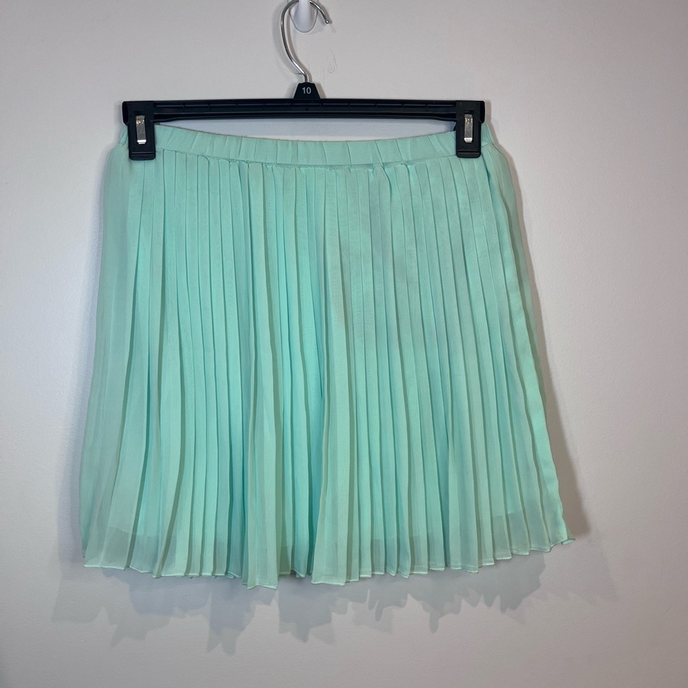 Everly pleated women’s A line midi skirt size small mint green good condition